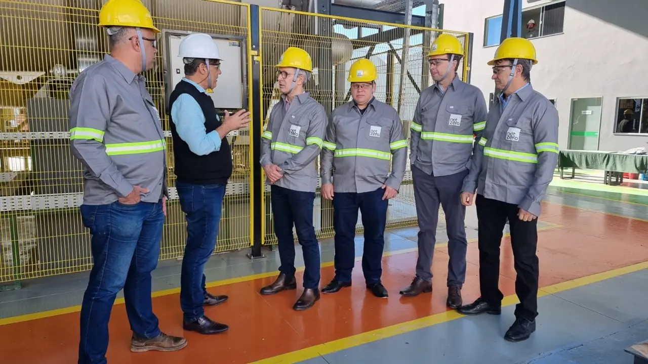 Governador Romeu Zema visita a fábrica da NetZero em Lajinha